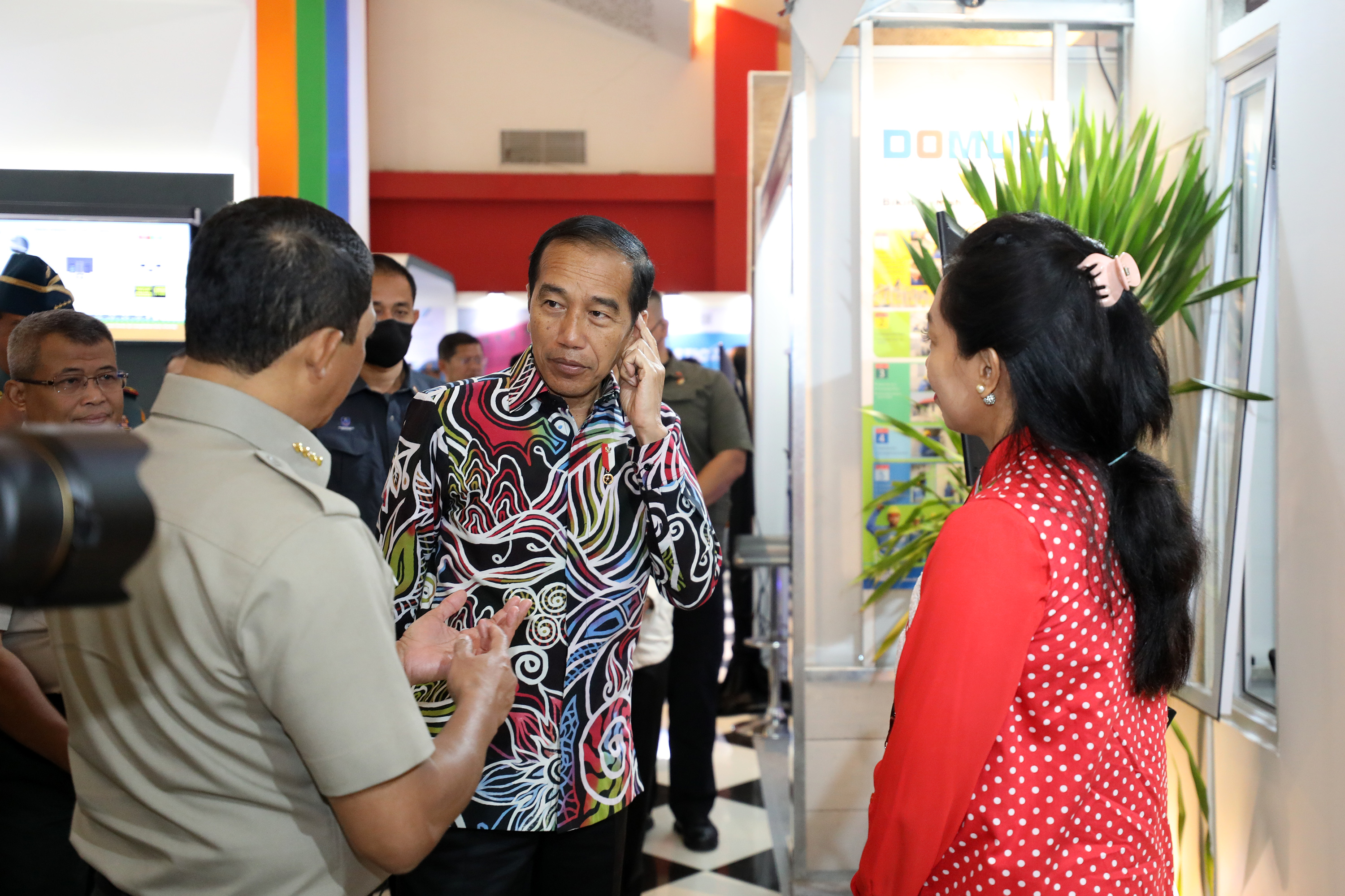 Presiden Joko Widodo (mengenakan batik) didampingi Kepala BNPB Letjen TNI Suharyanto S.Sos., M.M., meninjau Pameran Industrial Kebencanaan yang dihelat di Jakarta International Expo Kemayoran, Jakarta, Kamis (2/3).